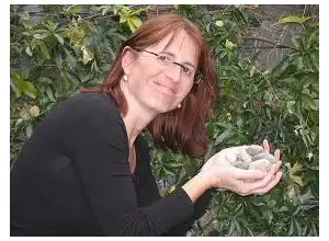 Luzia Walker mit Steinen in den Händen