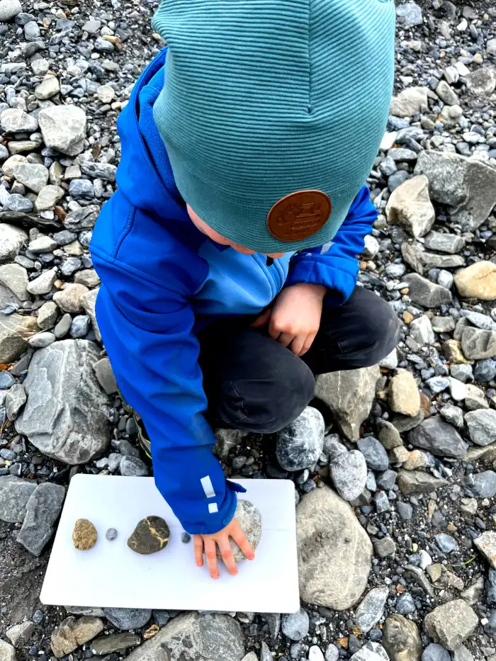 Kind zählt Steine