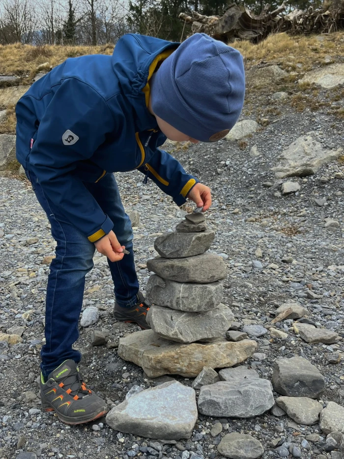 Kinder bauen ein Steinmändli