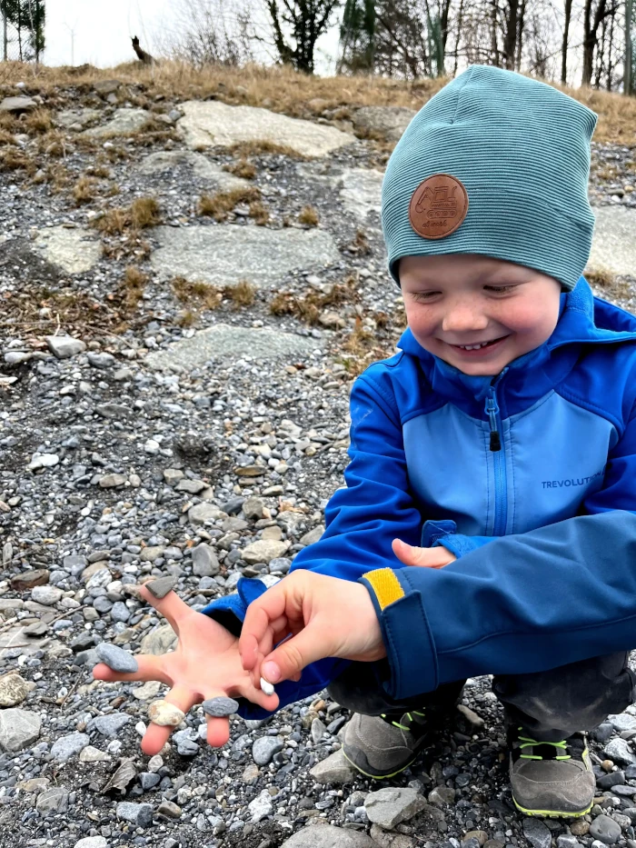 Steine auf den Fingern um sie zu zählen